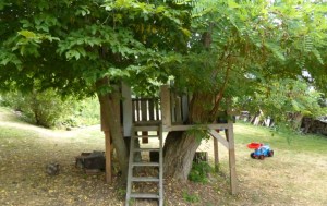 Das Baumhaus im Garten, lädt die Kinder zum Spielen ein.